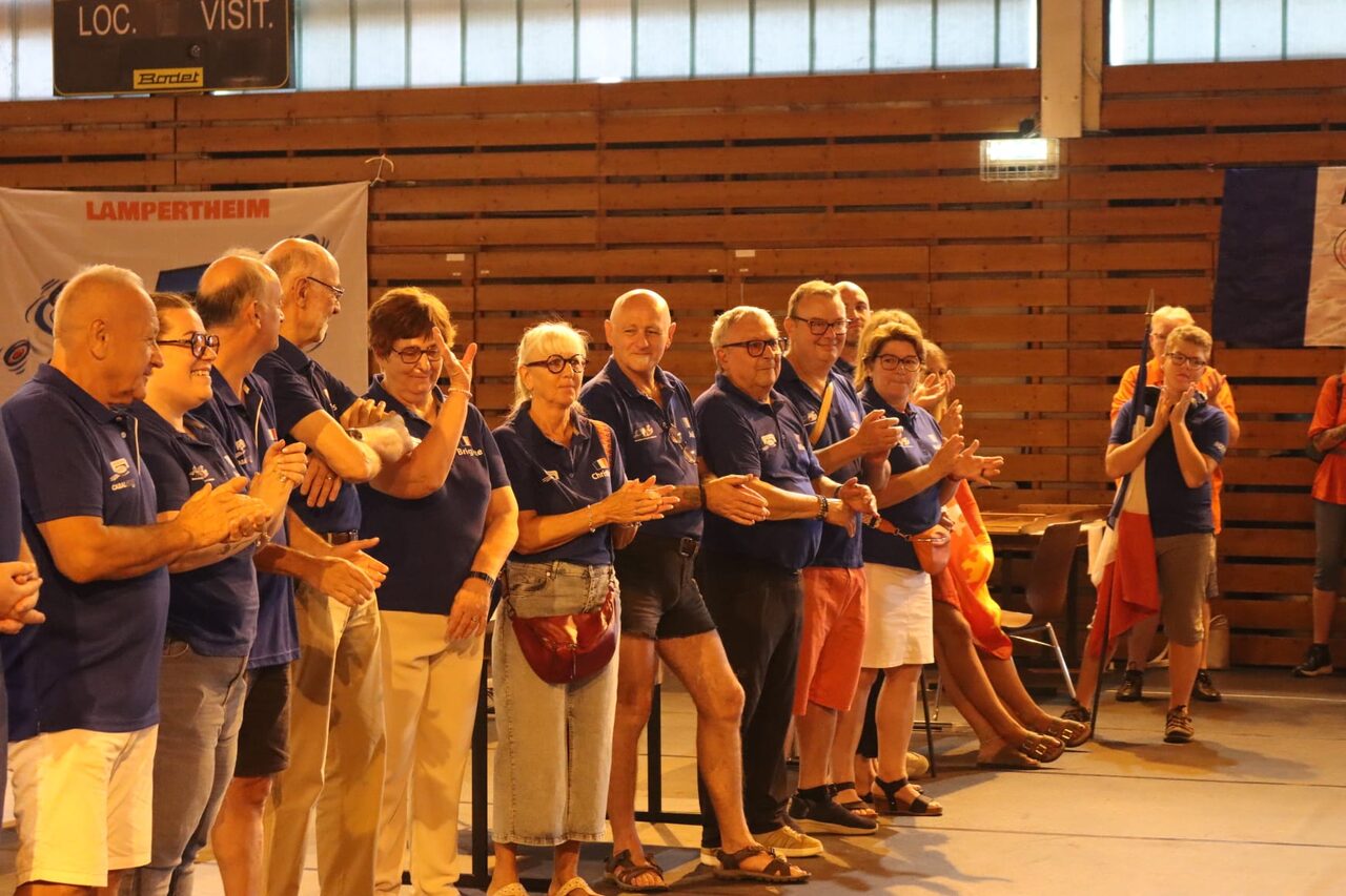 Applaudissements pendant la cérémonie, sous la bannière de Lampertheim