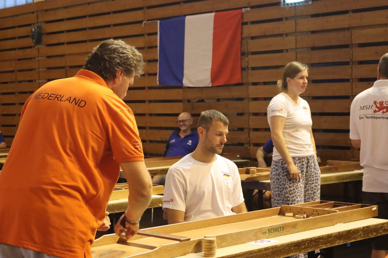 Un joueur néerlandais et des joueurs allemands sous le drapeau français