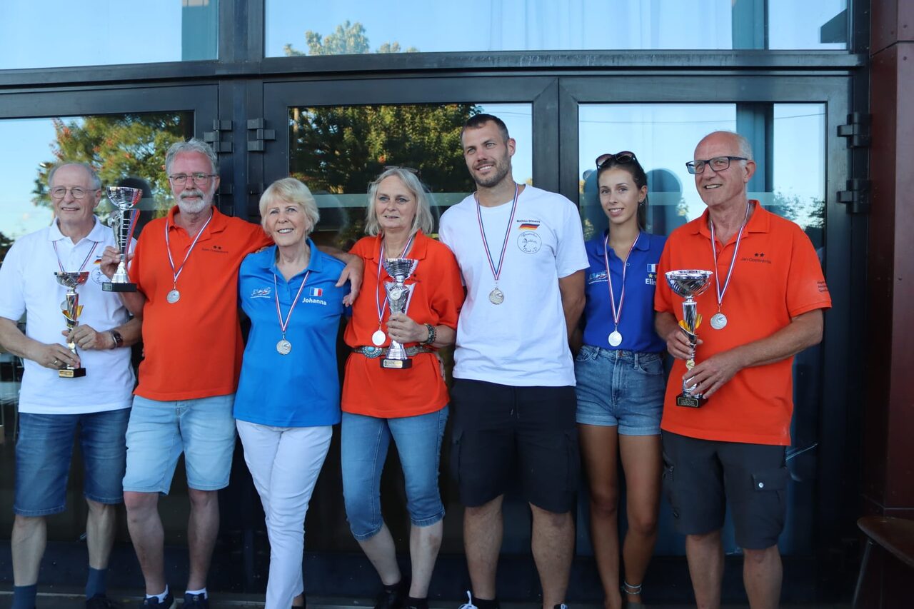 Les équipes primées avec leurs trophées